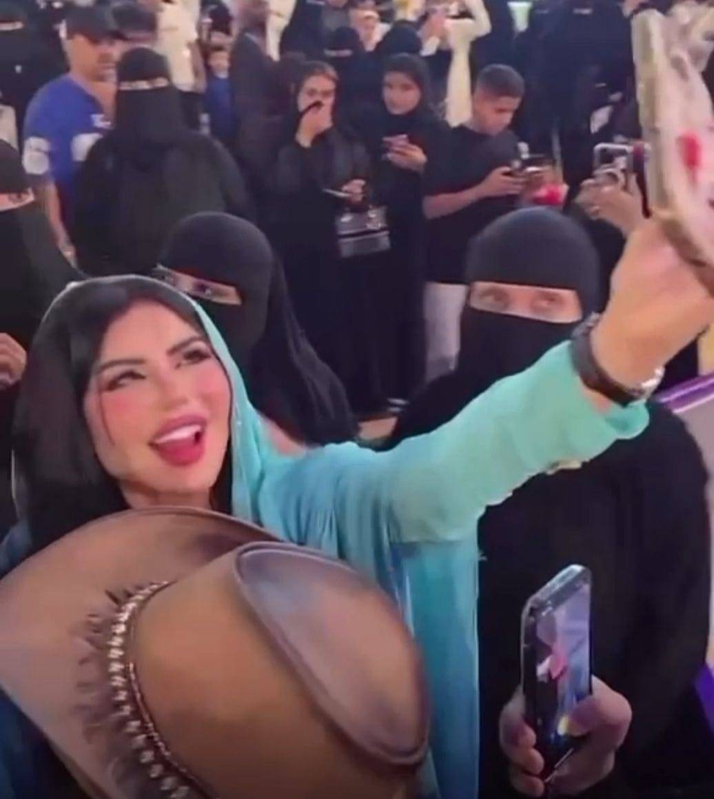 حليمة بولند تتألق في أبها..حضور جماهيري لافت وتفاعل كبير في مهرجان الصيف