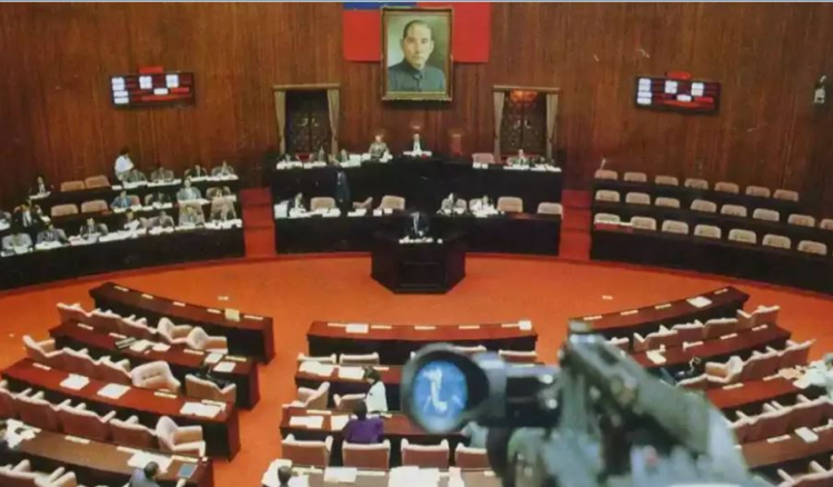 تايوان: عزل 24 نائبا معارضا