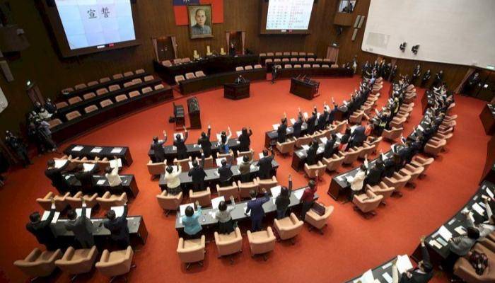 بدء التصويت لعزل 24 نائبا معارضا في تايوان