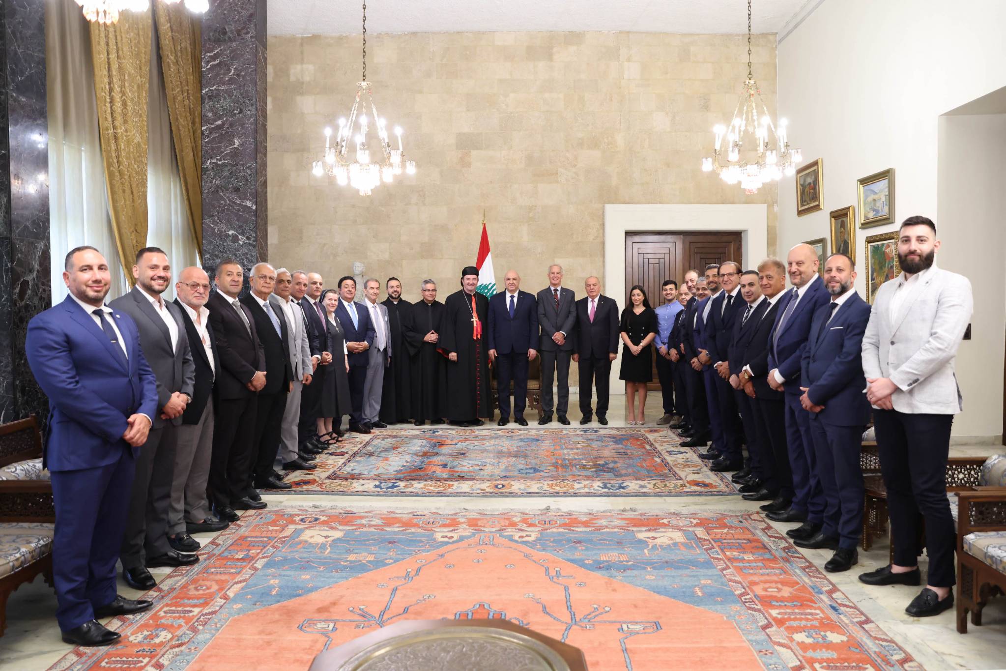 اتصل بنظيره القبرصي واضعاً إمكانات لبنان للمساعدة بإطفاء حرائق ليماسول
عون: ملفات الفساد ستُفتح مهما كانت طائفة المرتكبين... ليس لديّ محاصصة وأريد مصلحة لبنان
لا أفرّق بين لبناني مقيم وآخر مغترب فلهم الحقوق نفسها وعليهم الواجبات نفسها