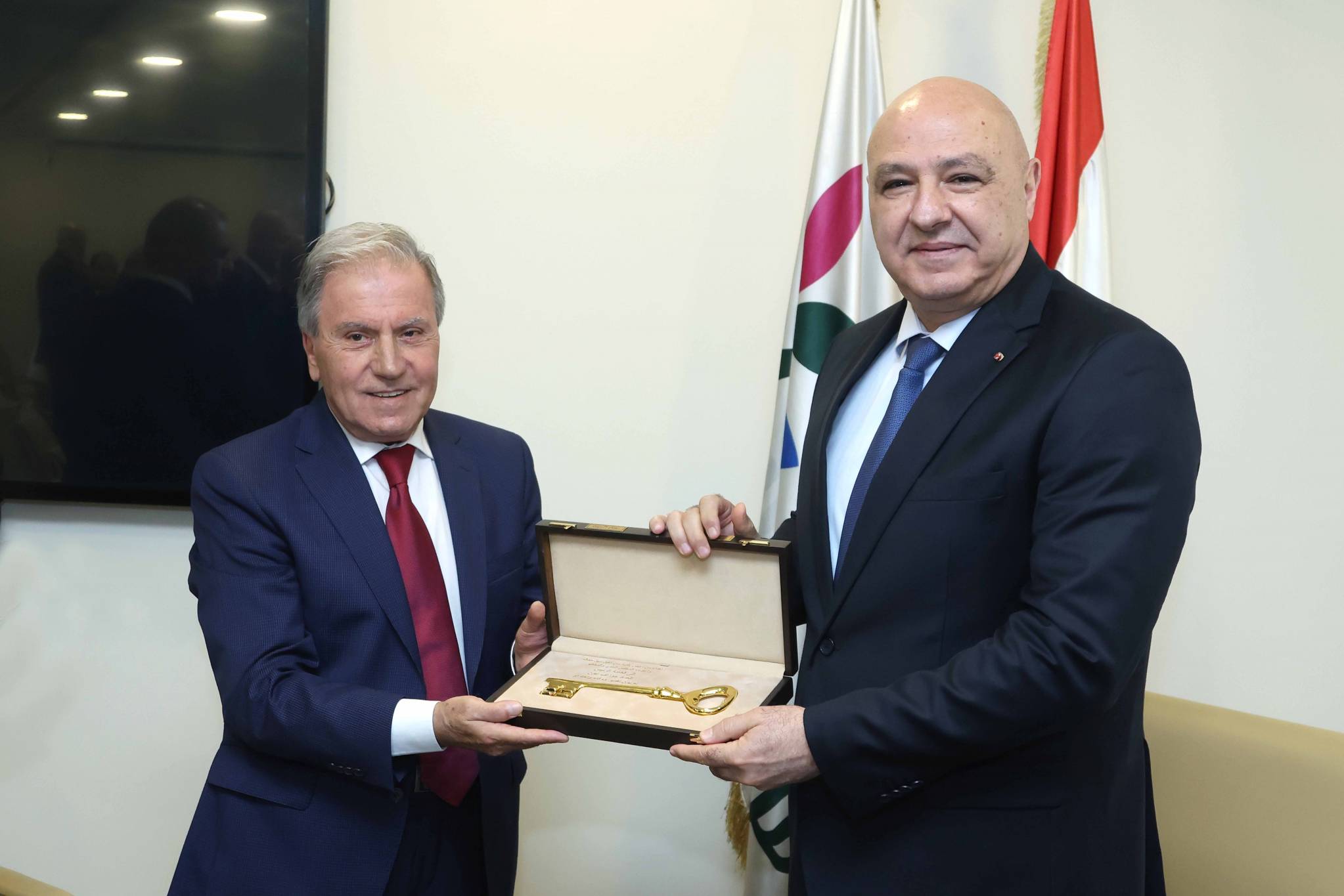 زار بلديّة سن الفيل وتناول الترويقة عند مطعم "جوزف"... والتقى زواراً
عون: أقوم شخصياً باتصالات مع حزب الله لحلّ مسألة السلاح وهناك تجاوب حول الأفكار المطروحة
حماية لبنان تقوم على وحدته الداخليّة... سأسير في ملف الفساد وما يهمني هو إجراء الانتخابات النيابيّة