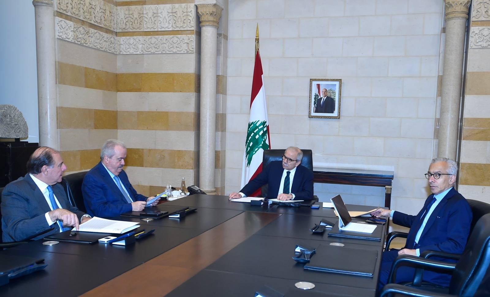 سلام استقبل بلاسخارت وسفير تونس
وبحث مع جابر والبساط وسعيد المستجدات الماليّة