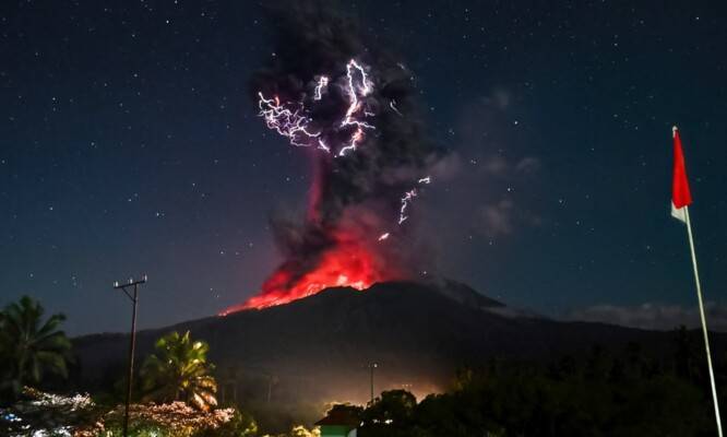 ثوران بركان في اندونيسيا يطلق رمادا على ارتفاع 10 كيلومترات