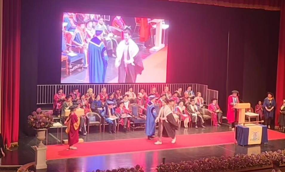 فراس ميلاد السبعلي يتخرّج من لندن بالكوفية الفلسطينية