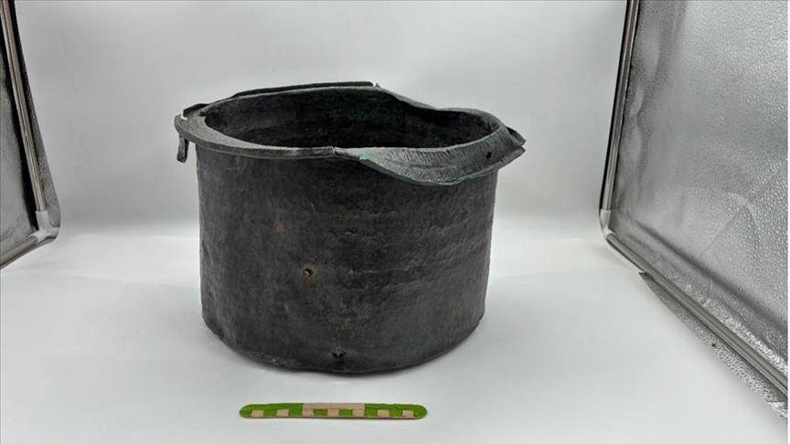 قِدر برونزي أثري عمره 1400 عام