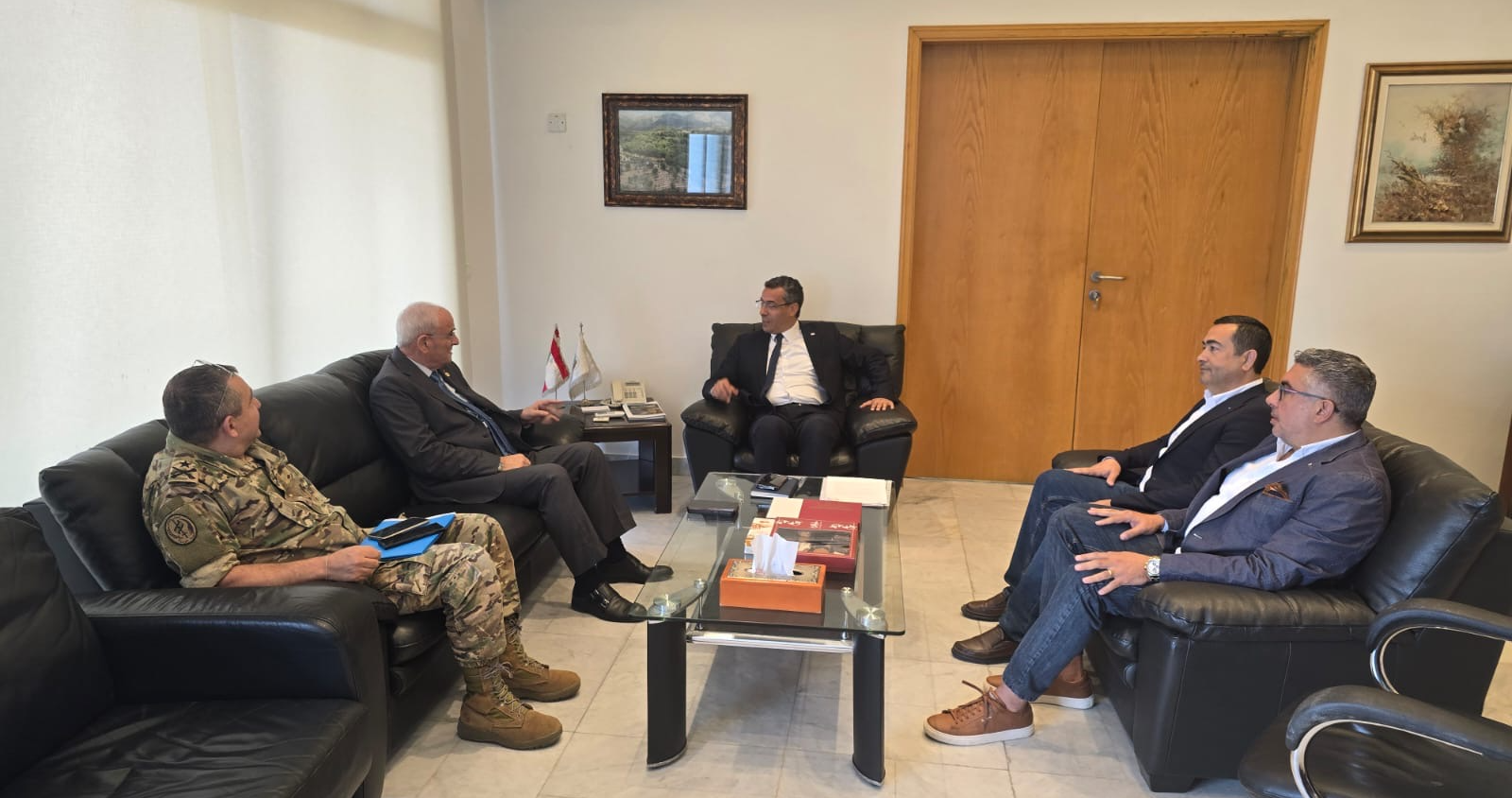وزيرا الزراعة والدفاع
بحثا في دعم الإنتاج الوطني