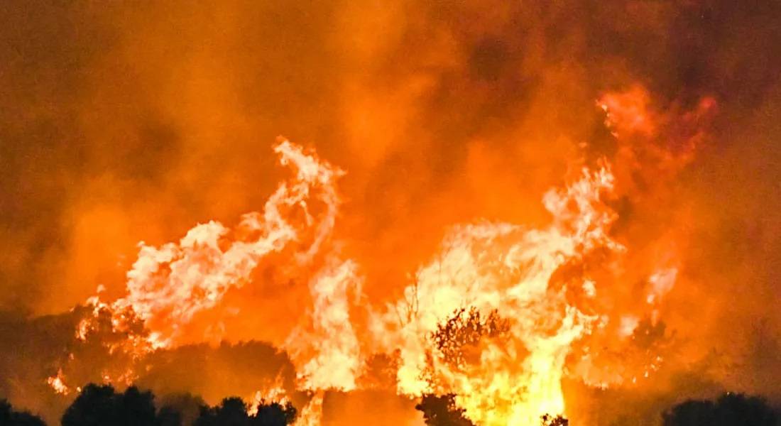 أكثر من 20 حريقا... النيران تحاصر اليونان: مقتل 3 وإجلاء عشرات القرى!