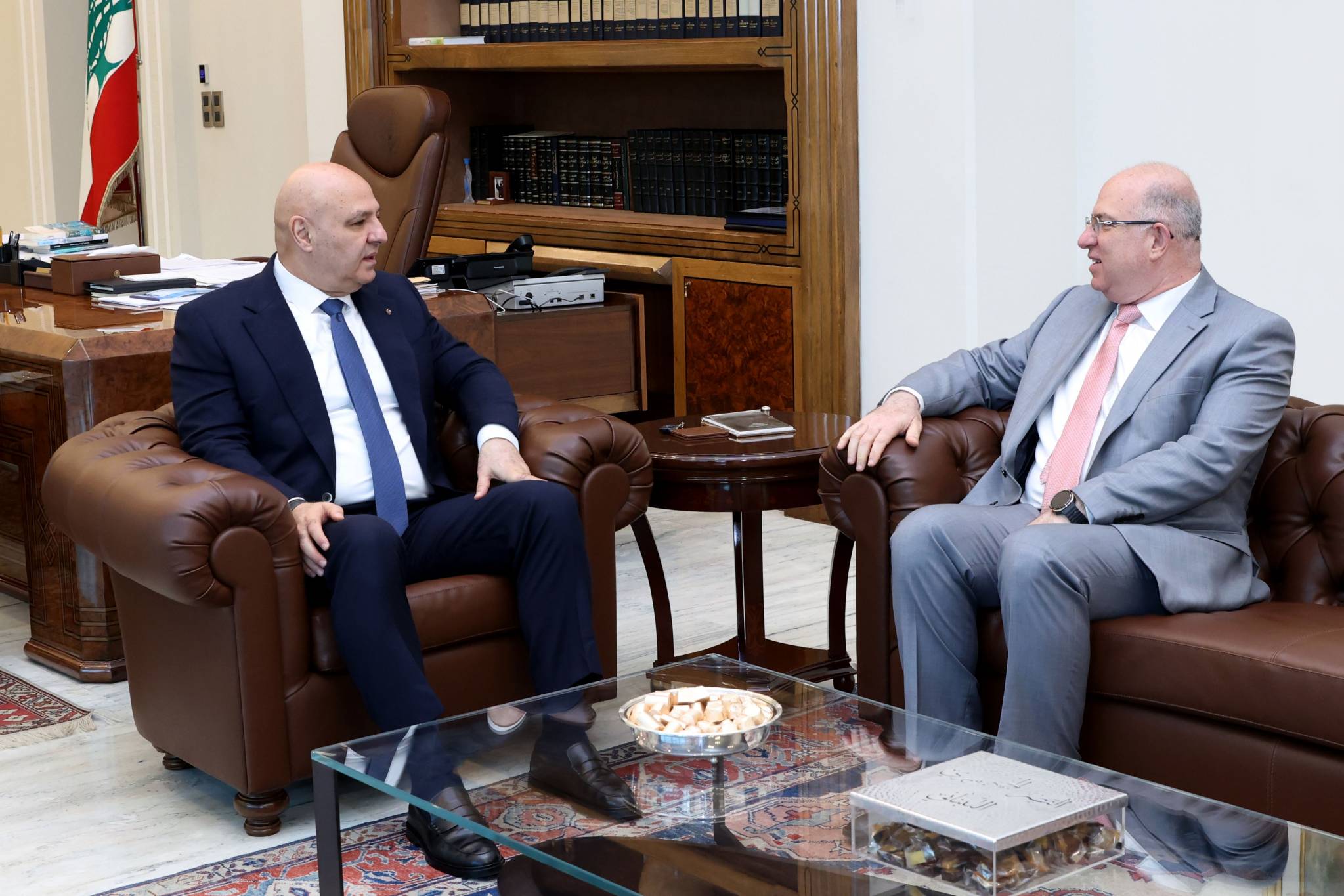 تلقّى دعوة لحضور مؤتمر منتدى دافوس
عون بحث مع حيدر نتائج زيارته الى العراق
الجميّل: الأمور سائرة في الاتجاه الصحيح