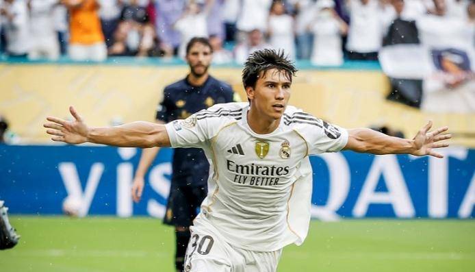 رغم عدم ارتدائه "القميص 9"...
ريال مدريد يؤمن مستقبل غونزالو غارسيا