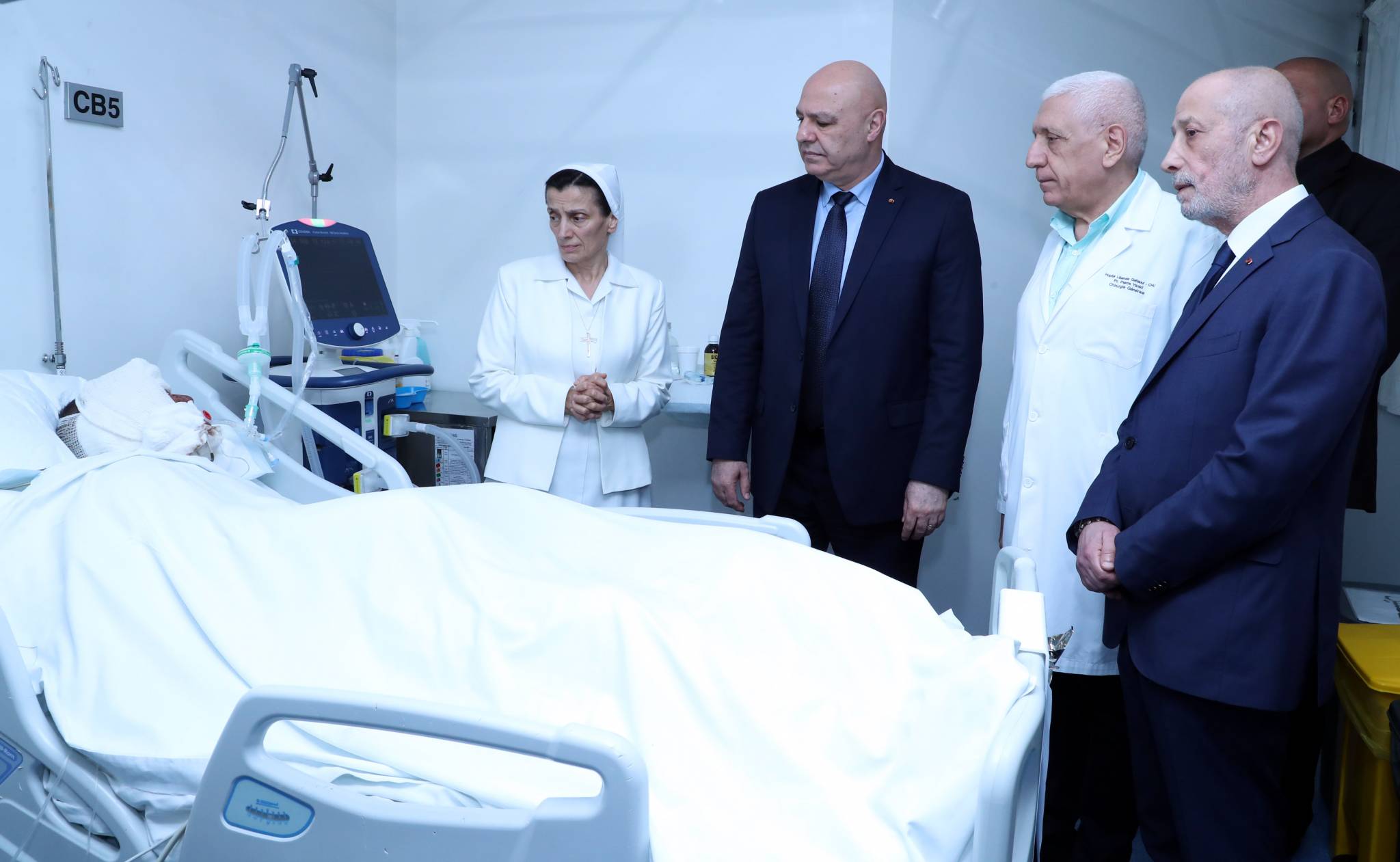 زار اليرزة مُعزياً بشهداء وادي زبقين... وتفقّد جريحاً في مستشفى الجعيتاوي
عون: الجيش الذي قدّم الشهداء من أجل الاستقرار هو الدرع الذي يقي الوطن ويحرس حدوده
نؤكد على دور القضاء في مكافحة الفساد... الإصلاحات انطلقت والأمور على السكة الصحيحة