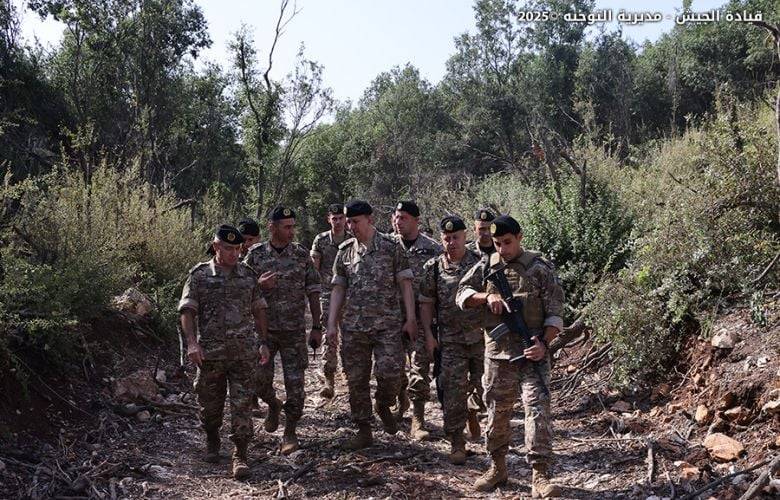 قائد الجيش يتفقد موقع انفجار مخزن الأسلحة والذخائر في وادي زبقين