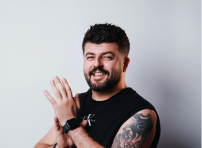 علي رشاد يطلق فيديو كليب جديد بعنوان “رمشا الكحولي” للفنان Mazen SK