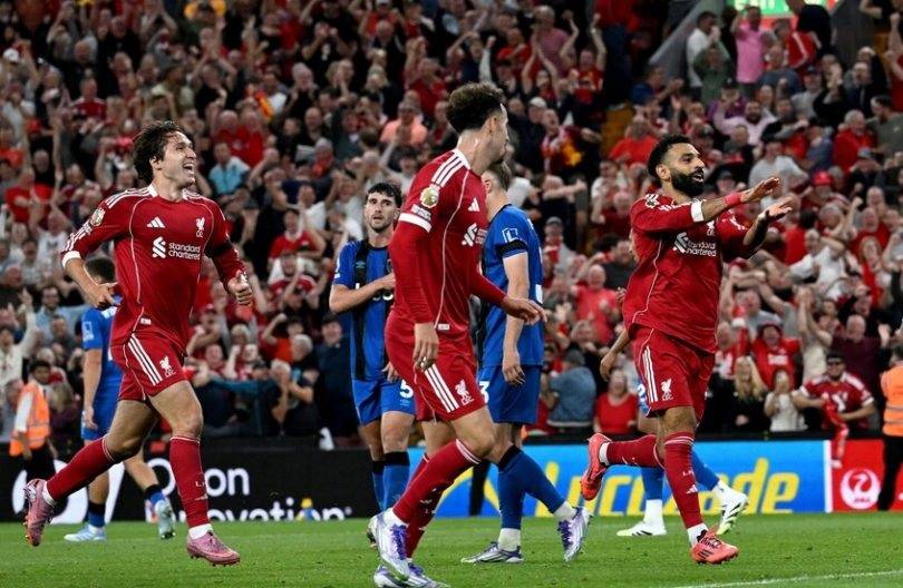 ليفربول ينجو من أولى أزمات الفار في الدوري الإنكليزي