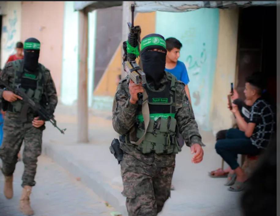معلومات عن أن حركة حماس والفصائل الفلسطينية أبلغت موافقتها على المقترح الذي قدم لها بالأمس من الوسيطين المصري والقطري والذي يتضمن النقاط التالية: