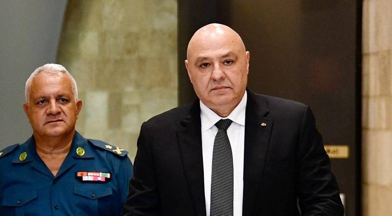 عون: سلاح “الحزب” شأن داخلي.. والطائفة الشيعية “ما حدا بشيلا من مطرحها”!