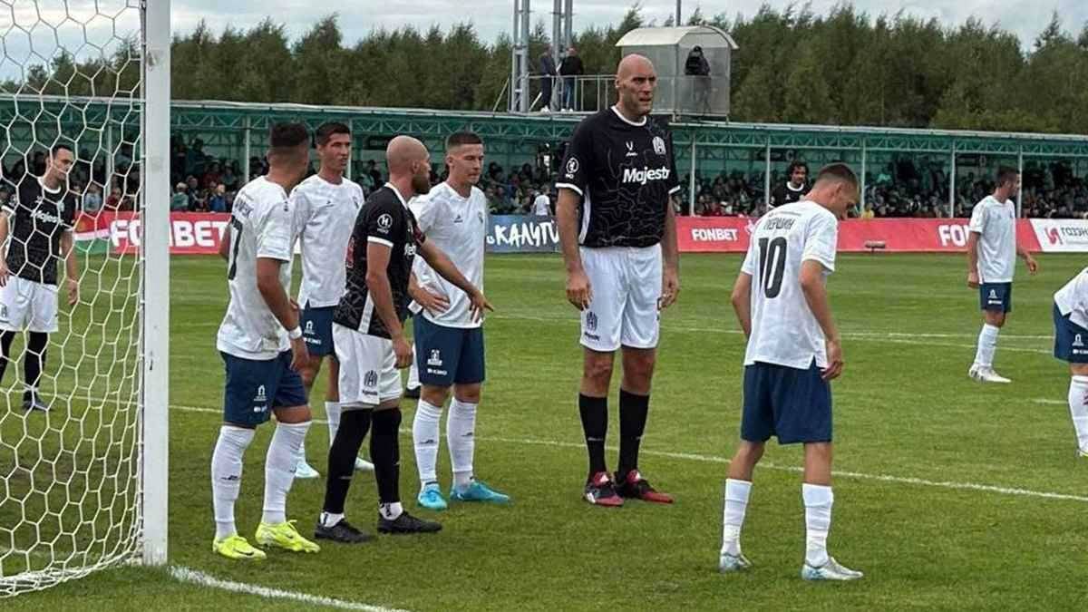 رأسه يصطدم بالعارضة.. أول ظهور لأطول لاعب في تاريخ كرة القدم