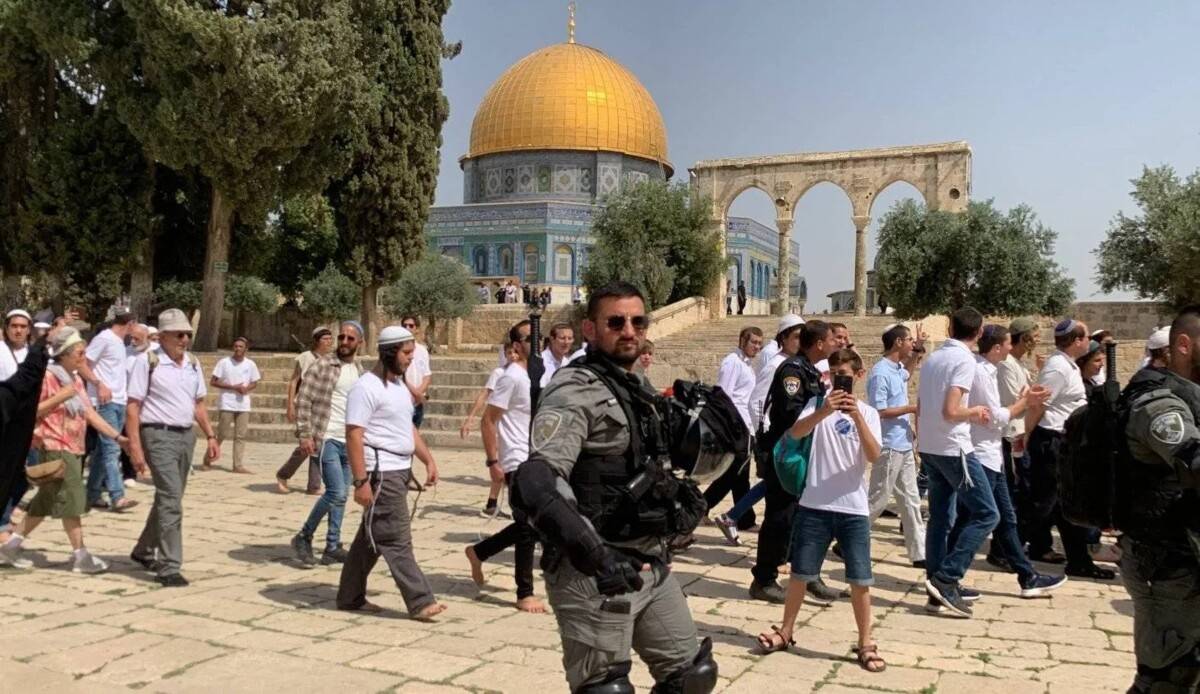 مستوطنون اقتحموا باحات المسجد الأقصى في القدس
وسلسلة اقتحامات واعتداءات طالت مناطق في الضفة الغربيّة
