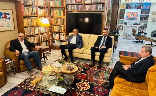سلام استقبل جنبلاط على راس وفد اكد دعمه للقرارات الحكومية الأخيرة
