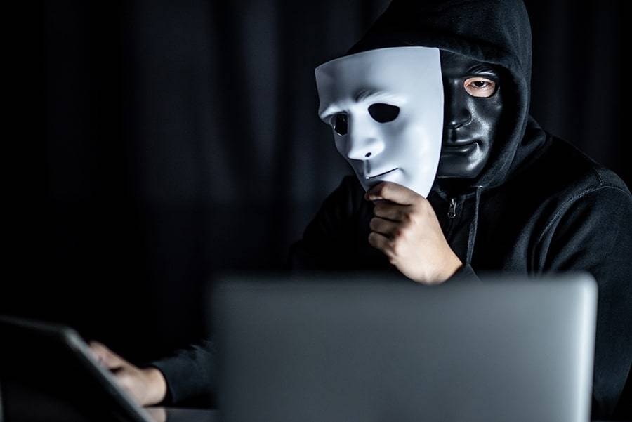 قصة منتحلّ الصفة الذي جمع بين الاحتيال والتحرّش