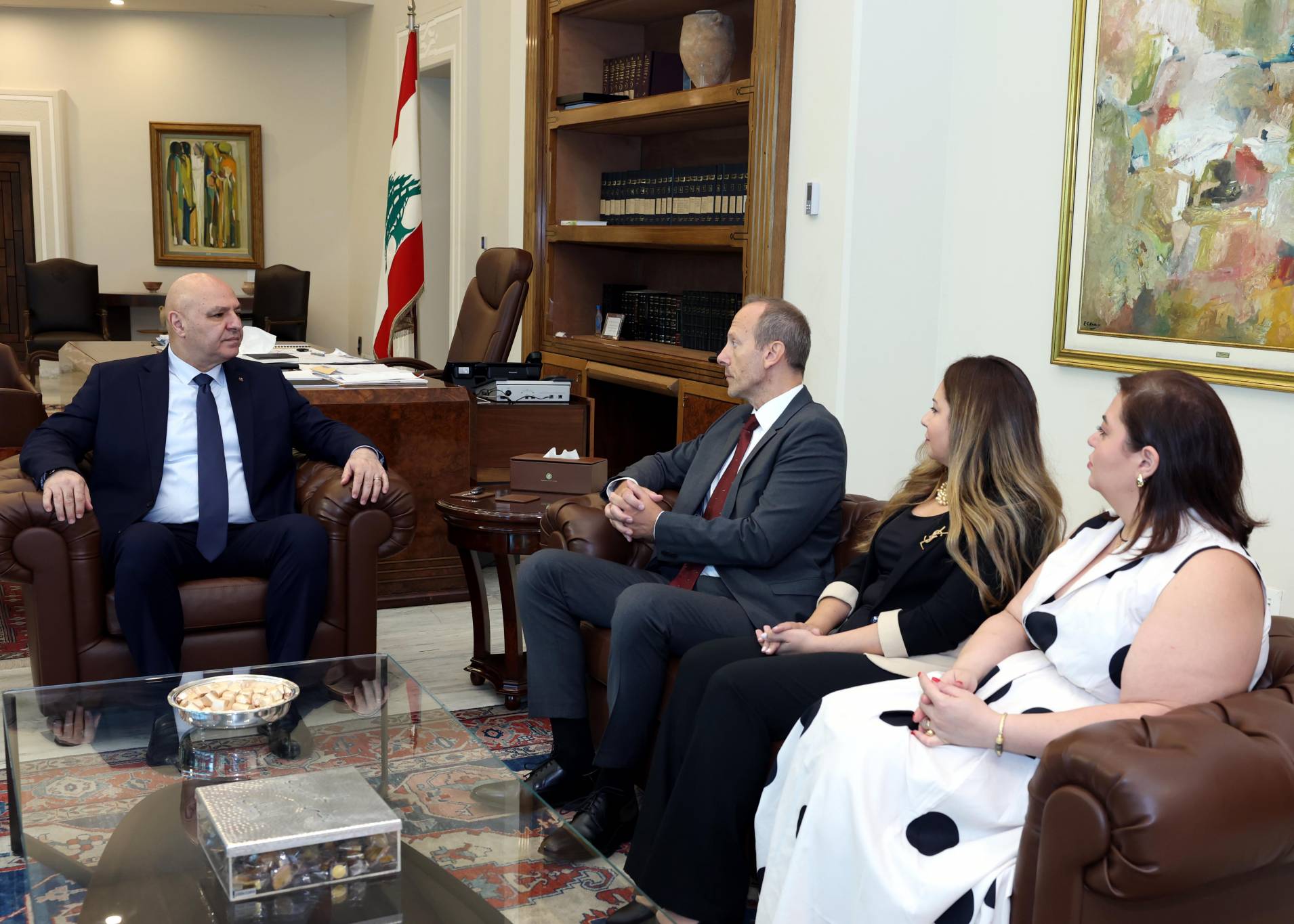 عون: نأمل أن تجري الانتخابات النيابيّة المقبلة وفق القانون الذي يضمن مصلحة البلد
لتعزيز الاهتمام العربي والدولي بلبنان والخروج من الزواريب الطائفيّة والمذهبيّة والحزبيّة