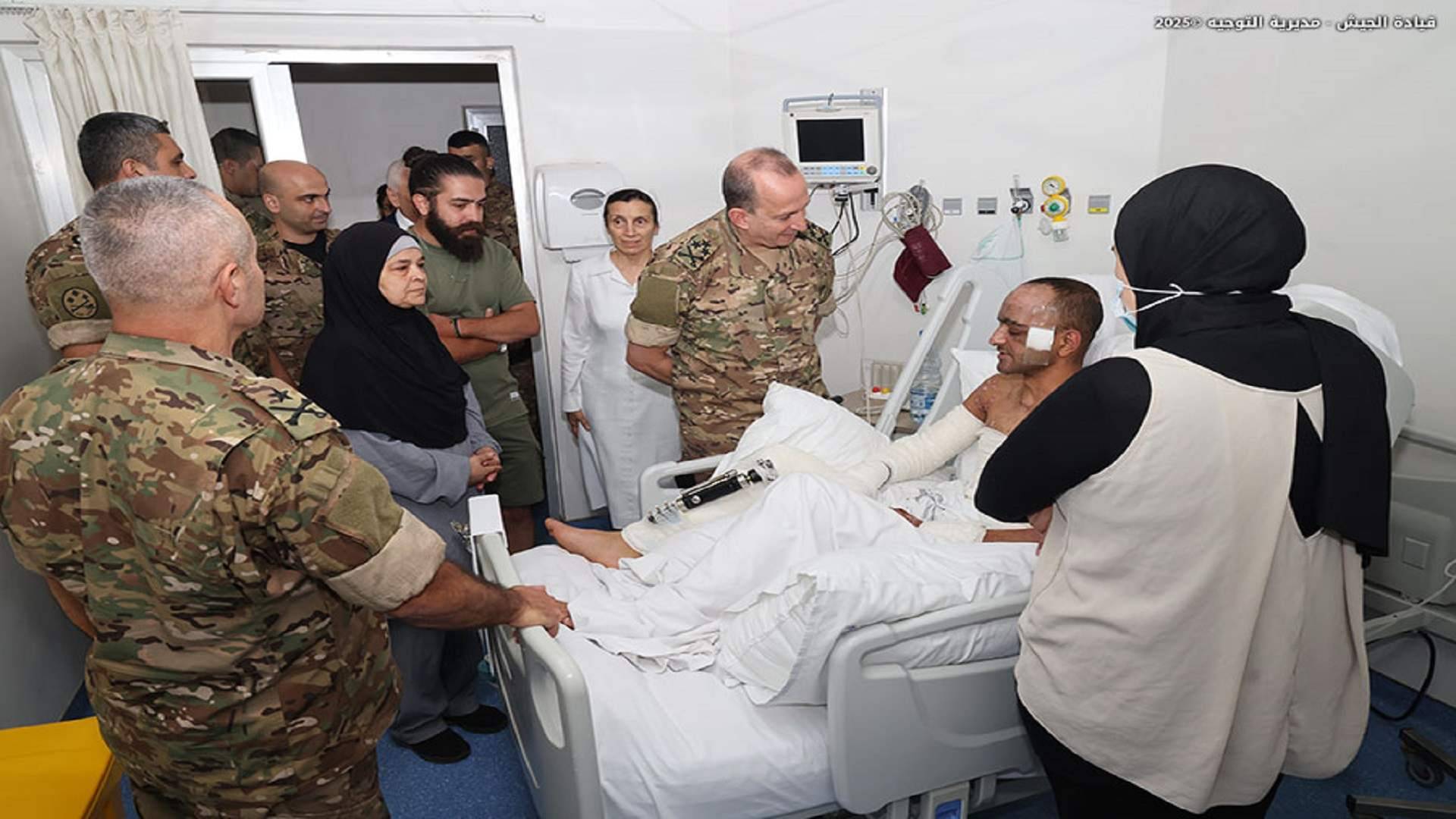قائد الجيش عاد أحد العسكريين
في المستشفى اللبناني الجعيتاوي - بيروت