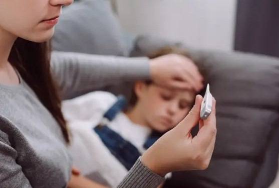 الحمى الشديدة عند الأطفال: علامات الخطر والمضاعفات المحتملة!