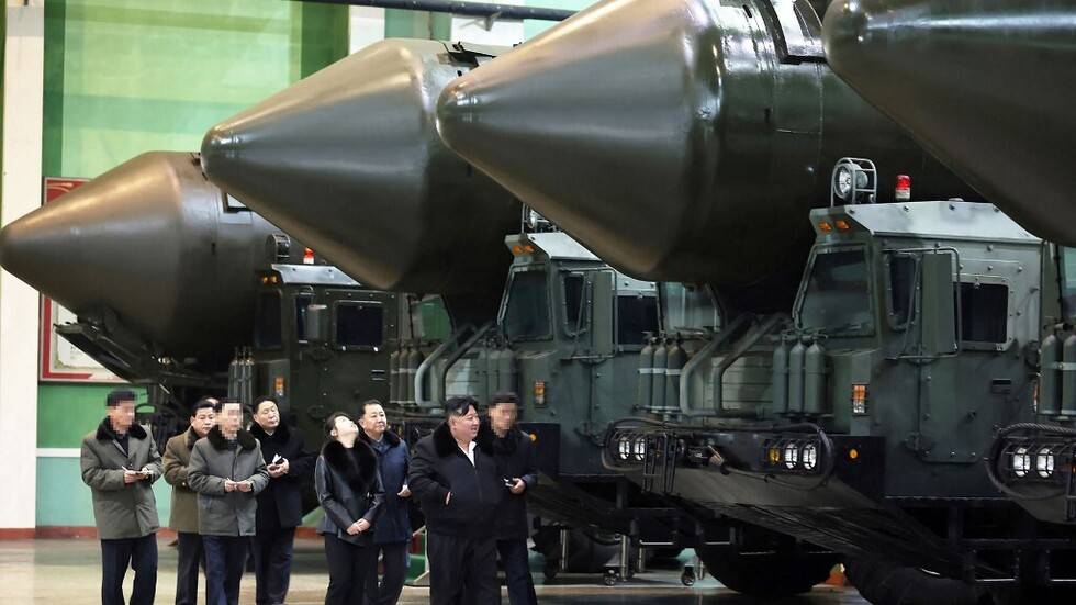 كيم يتفقد مصنعا للصواريخ