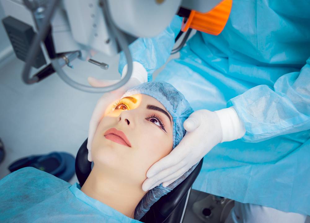 بين الحلم والعمى… جدل عمليّة تغيير لون العيون