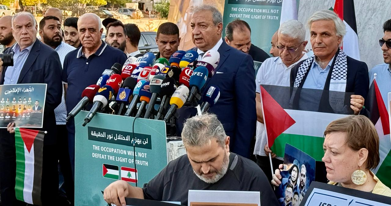 وقفة تضامنية مع الإعلاميين الفلسطينيين في غزة
الكعكي: إسرائيل تخاف من أن يشاهد أجرامها
القصيفي: أين أنتم أيها العرب؟