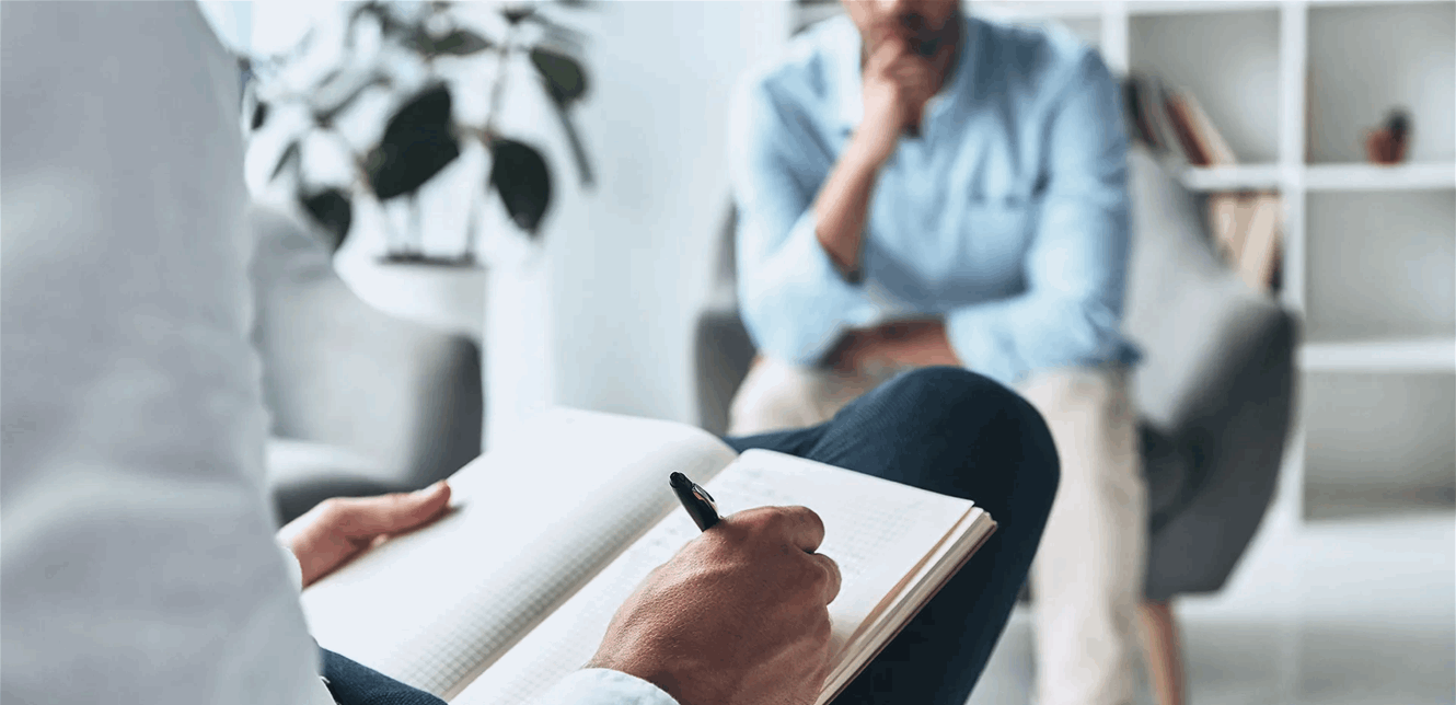 بسبب تجربة عاطفية.. فنان زار طبيبا نفسيا