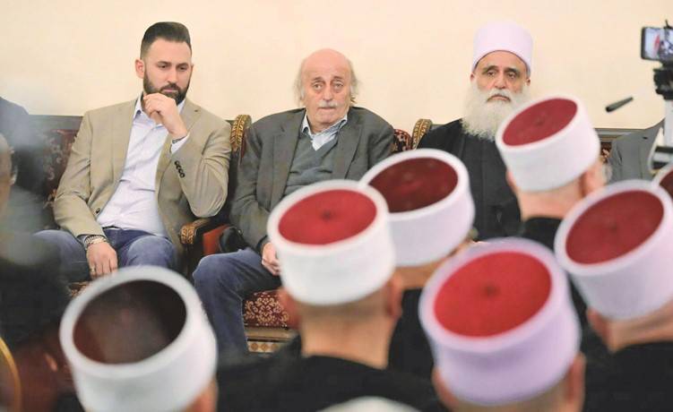 الزعيم الدرزي في قلب العاصفة: قراءة في حسابات جنبلاط للمرحلة المقبلة
