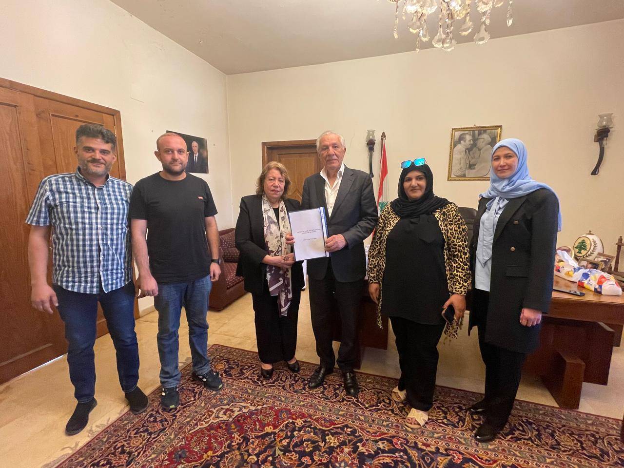 جمعية تنمية الموارد المحلية  تسلم النائب غازي زعيتر مسودة تعديل قانون العمل