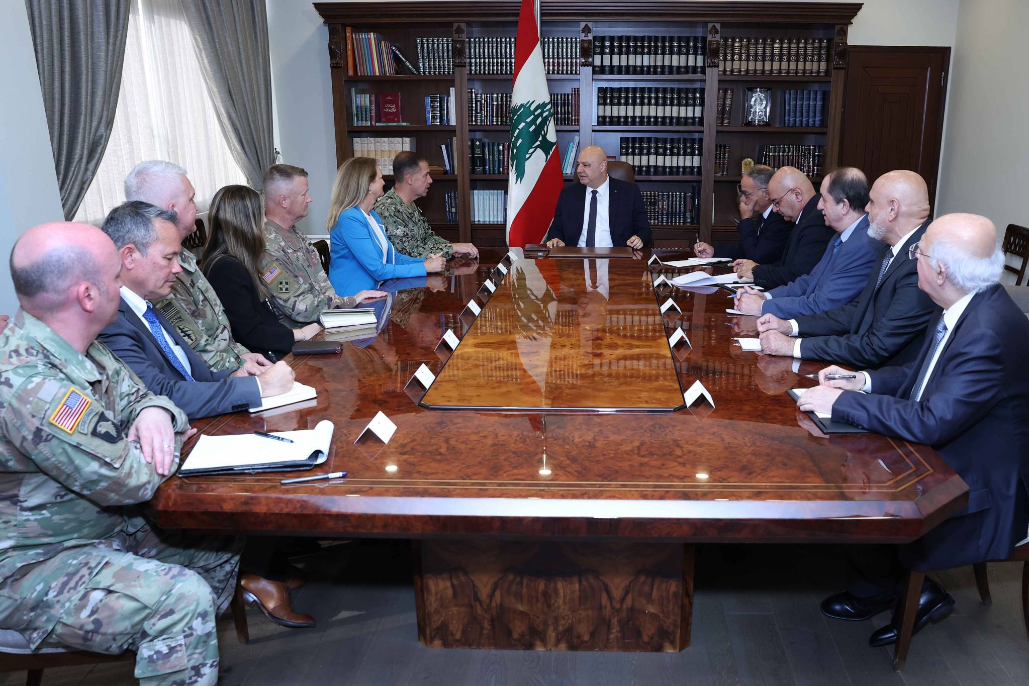 عون: على أميركا الضغط على "إسرائيل" للانسحاب من الأراضي اللبنانيّة وتفعيل عمل لجنة Mechanism
كوبر نوّه بالعمل الذي يقوم به الجيش: اجتماع للجنة الاشراف على تنفيذ اتفاق تشرين الثاني اليوم