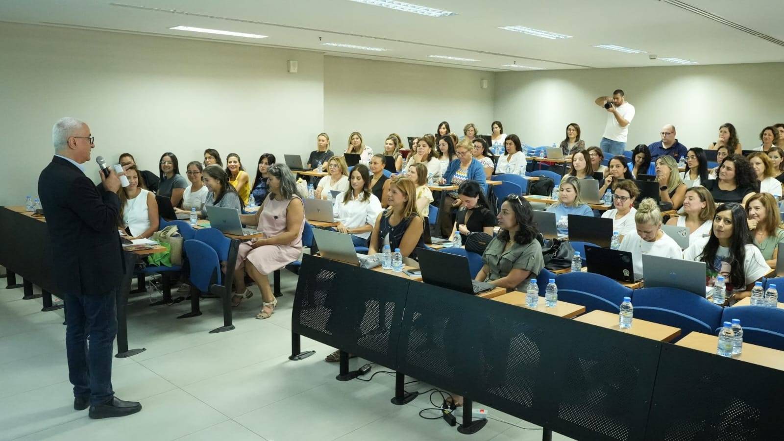 ورشة تدريبية في جامعة الحكمة حول استخدام الذكاء الإصطناعي في التعليم