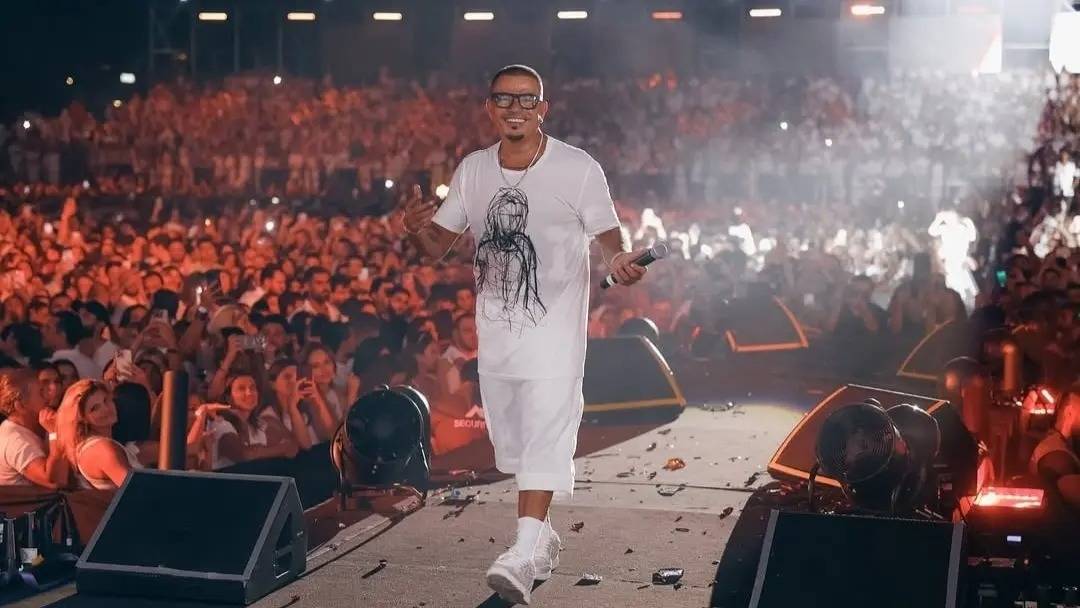 عمرو دياب يشعل حفل بيروت بحضور كامل العدد