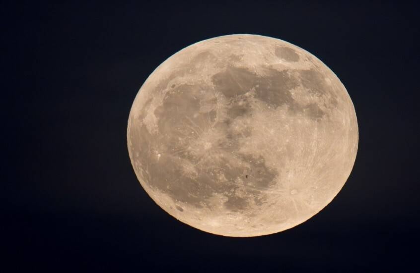 الكنز المخفي الذي يدفع العالم لاستكشاف القمر