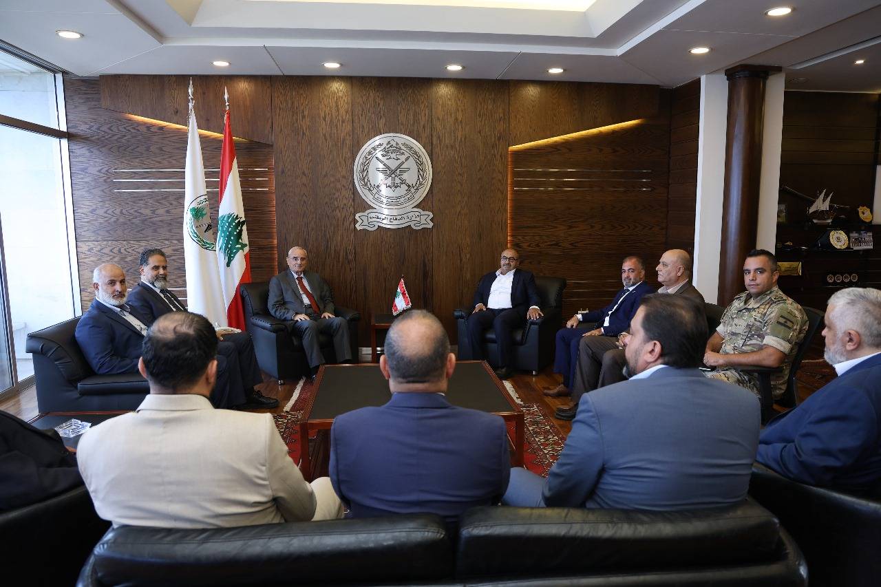 وزير الدفاع لوفد نقابة أصحاب المدارس الخاصة في الأطراف: نرحب بمبادرتكم