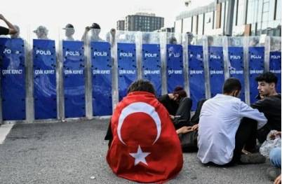 توقيف رئيس بلدية معارض بإسطنبول بتُهم فساد وابتزاز
