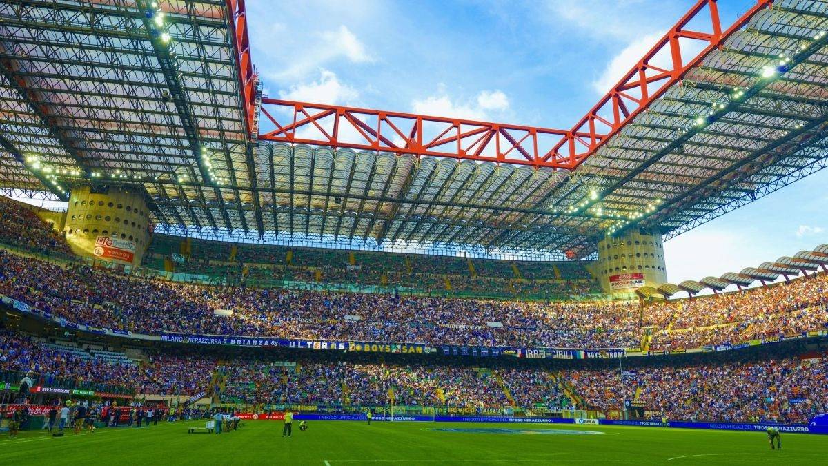 ميلان وإنتر يتفقان على بيع سان سيرو