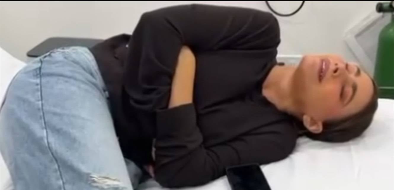 أُدخلت بشكل عاجل إلى قسم الطوارئ.. نجمة شهيرة في المستشفى لسبب غريب!