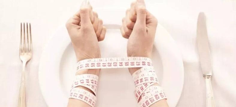فقدان الشهيّة العصبي... كيف تؤثر العوامل النفسيّة والاجتماعيّة في صحتك؟
