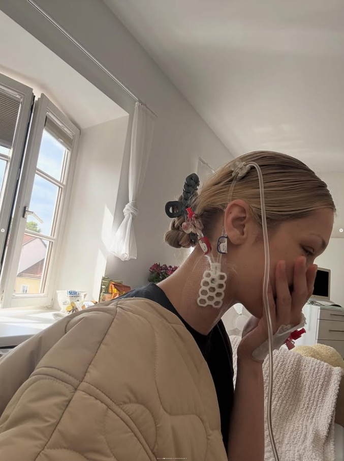 بيلا حديد تنشر صورا 