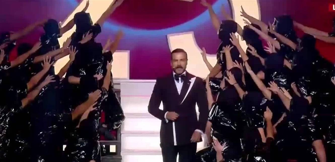 طلب من الفنانات تقبيل أزواجهن.. وسام حنا يُثير الجدل في حفل توزيع جوائز الموركس دور