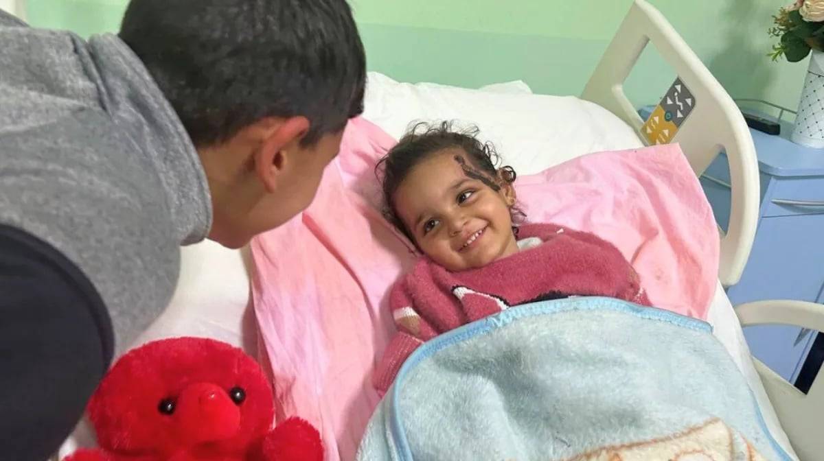 وصول أول مجموعة من أطفال غزة إلى بريطانيا لتلقي العلاج