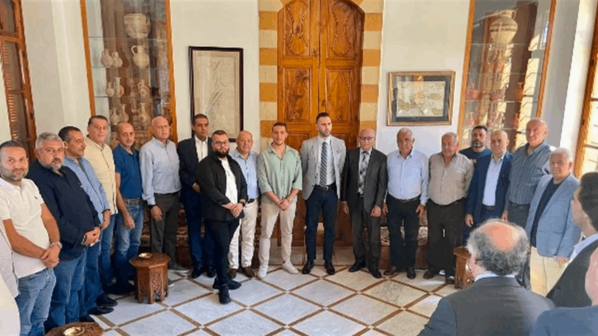 جنبلاط التقى رئيس الأركان
وعرض مع وفود قضايا خدماتيّة