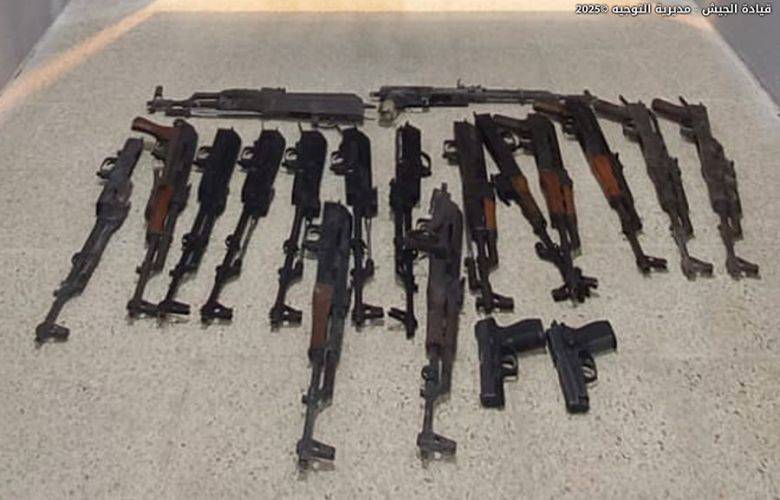 الجيش: توقيف شخصين خلال ملاحقة
متورّطين بالاتجار بالأسلحة والمخدرات