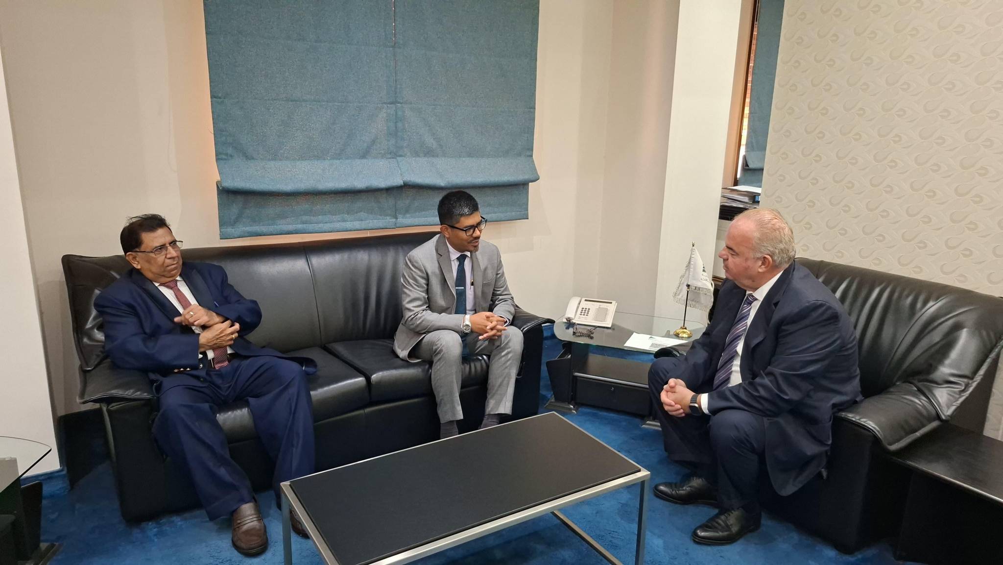 وزير الاتصالات عرض
التعاون مع سفير الهند