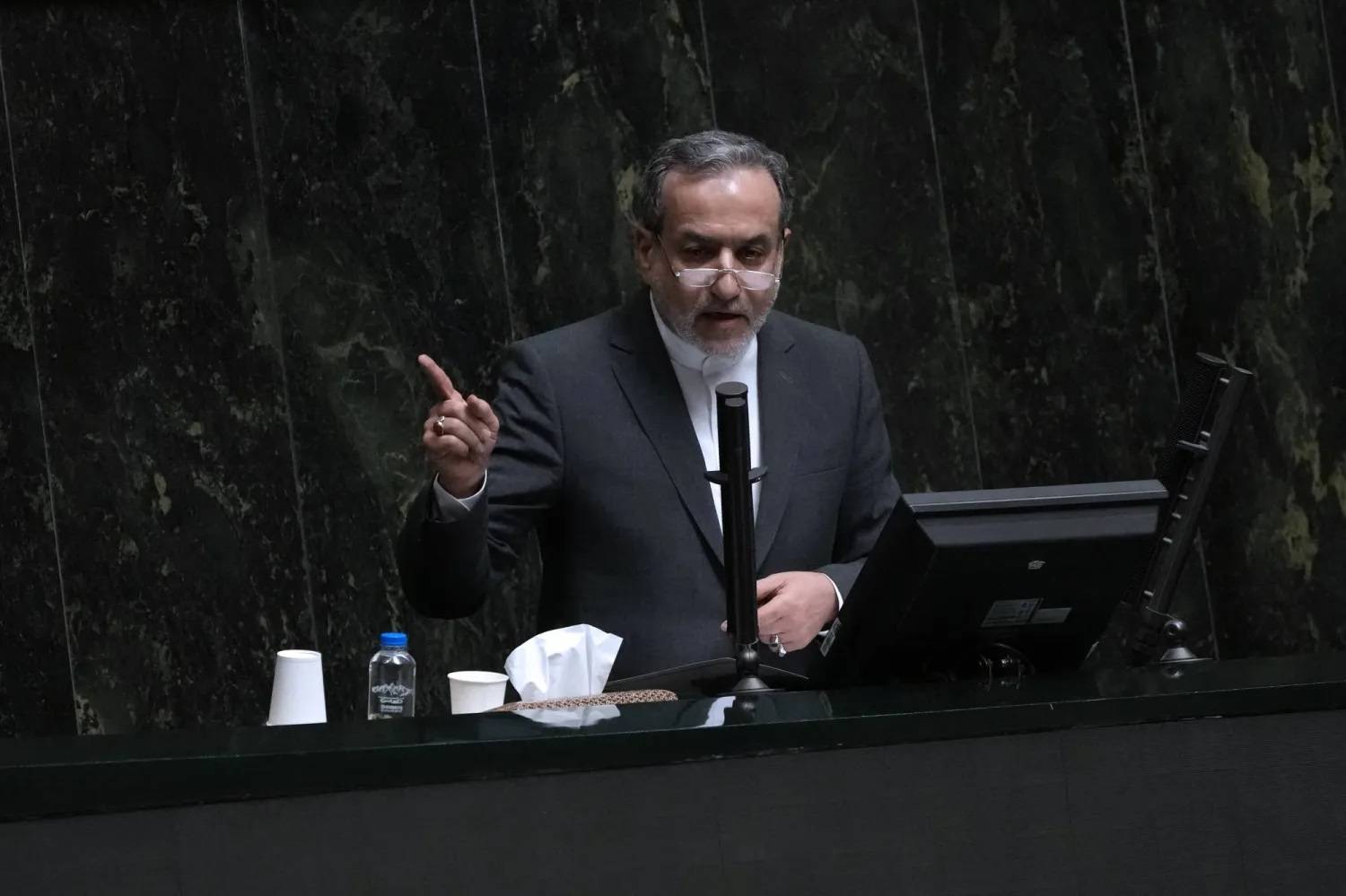 إيران تؤكد الشفافية النووية وتحذّر من تبعات إعادة فرض العقوبات