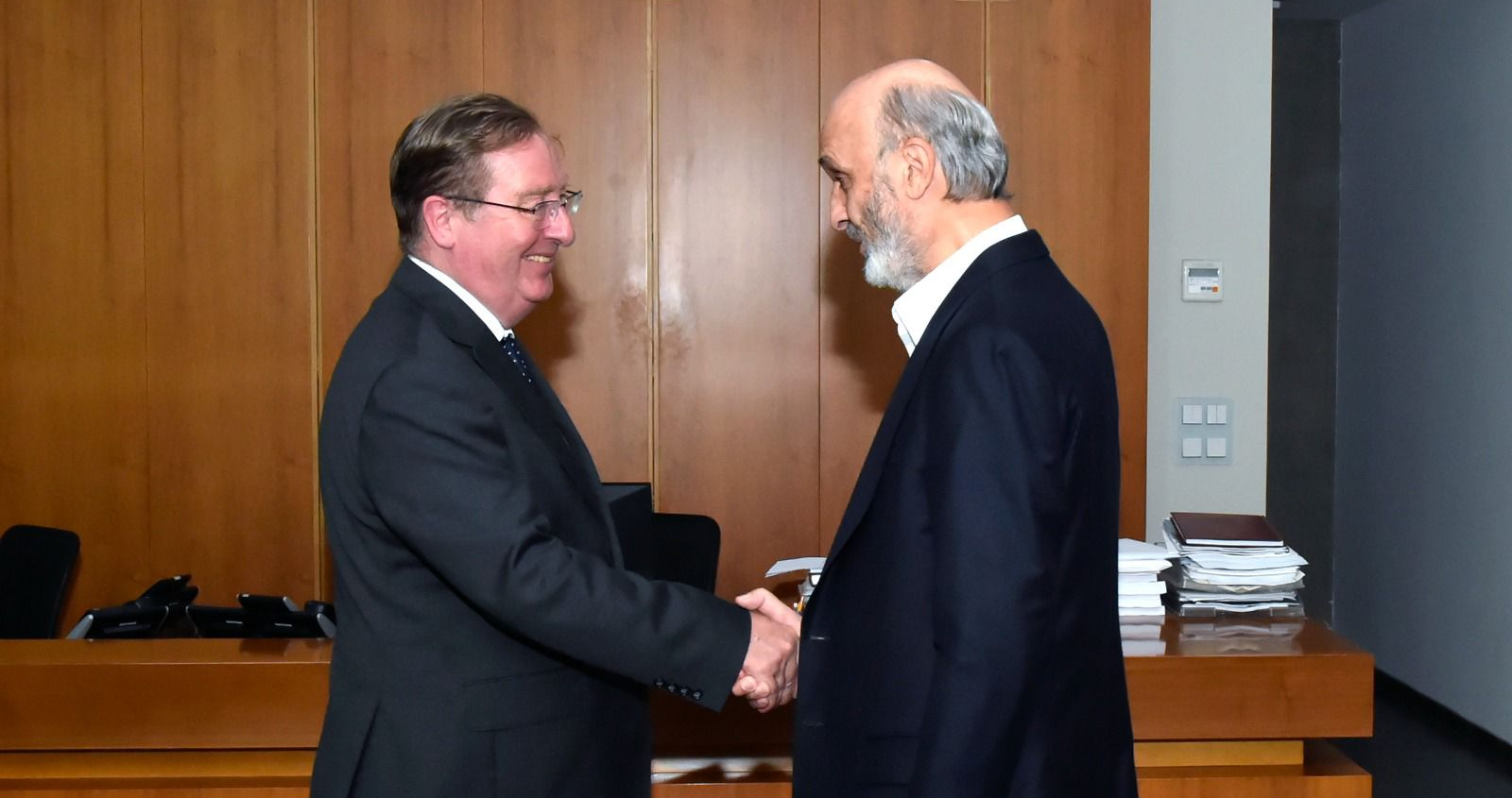 سفير بريطانيا شدد والجميّل على تنفيذ قرارات الدولة
جعجع: الشعب بأكمله يقف وراء الجيش