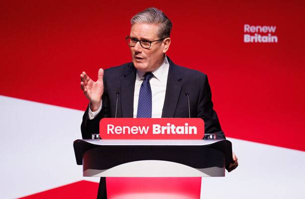 ستامر: الدعوة لترحيل أشخاص عاشوا في بريطانيا لأجيال تعد عداء لتجديد الأمة